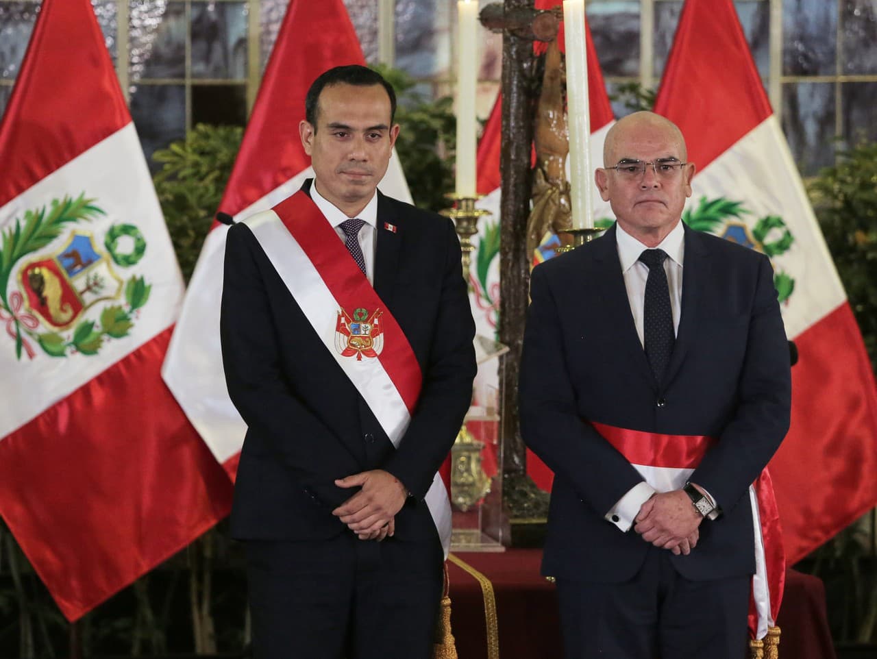 Peruánsky prezident José Jeri (vľavo) a jeho novovymenovaný premiér Ernesto Alvarez pózujú počas slávnostnej prísahy členov vlády vo vládnom paláci v peruánskej Lime.