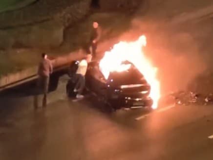 Na čínskej diaľnici pri meste Čcheng-tu začal horieť elektromobil Xiaomi SU7. Vodič uviazol vo vnútri.