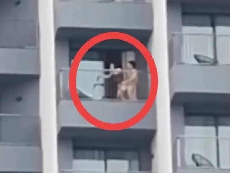 Turisti si to rozdávali v Pattayi na balkóne za bieleho dňa.