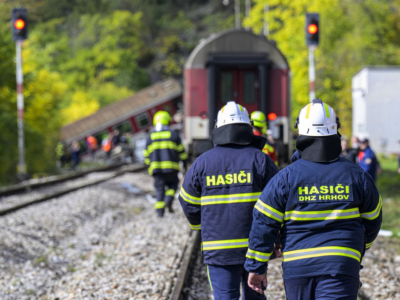 Na snímke príslušníci záchranných zložiek zasahujú po zrážke dvoch rýchlikov, ku ktorej došlo v katastri obce Jablonov nad Turňou v okrese Rožňava.