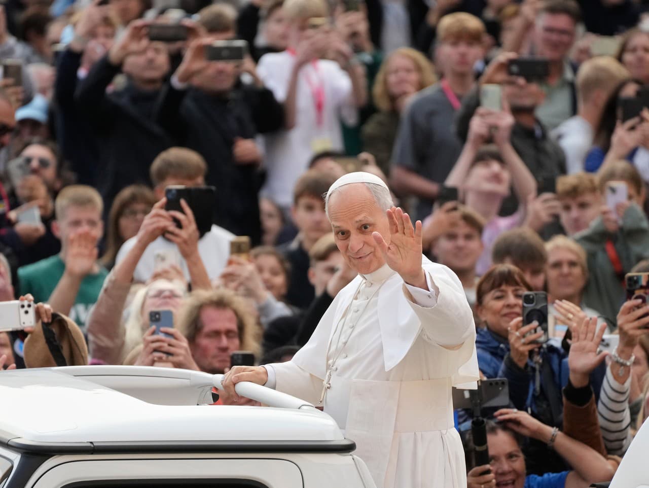 Na snímke pápež Lev XIV. prichádza  na papamobile na pravidelnú generálnu audienciu na Námestí sv. Petra vo Vatikáne.