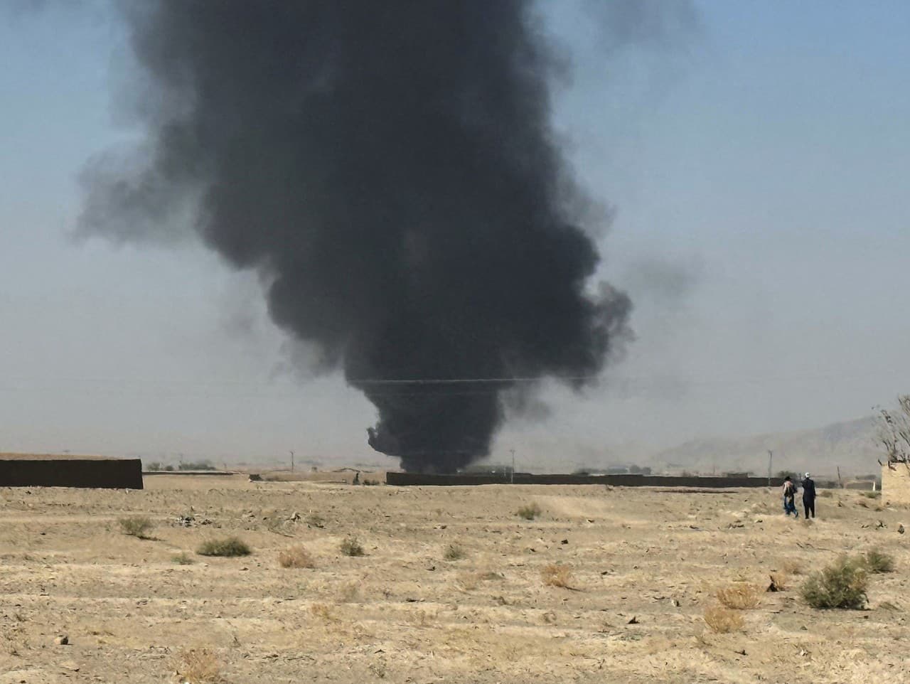 Dym stúpa po výbuchu granátu v pohraničnej oblasti počas zrážok medzi pakistanskými a afganskými silami v pakistanskom Čamane.