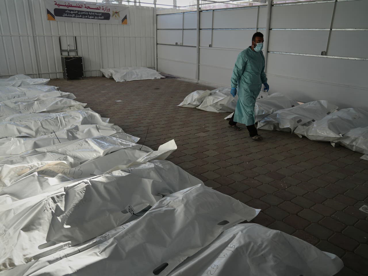 Telá Palestínčanov, ktorí zomreli v zajatí Izraelom počas vojny, ležia v plastových vreciach na zemi v nemocnici Násir po prepustení rukojemníkov v meste Chán Júnis.