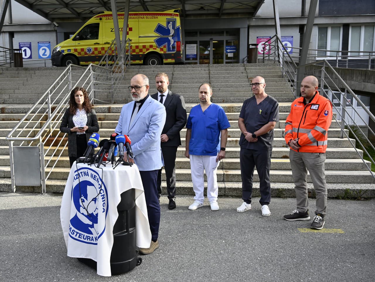 Na snímke zľava za stolíkom riaditeľ UNLP Ľuboslav Beňa, minister zdravotníctva SR Kamil Šaško (Hlas-SD) a prednosta Kliniky úrazovej chirurgie Rastislav Burda, primár Kliniky úrazovej chirurgie UNLP Peter Cibura a hlavný operátor Operačného strediska ZZS