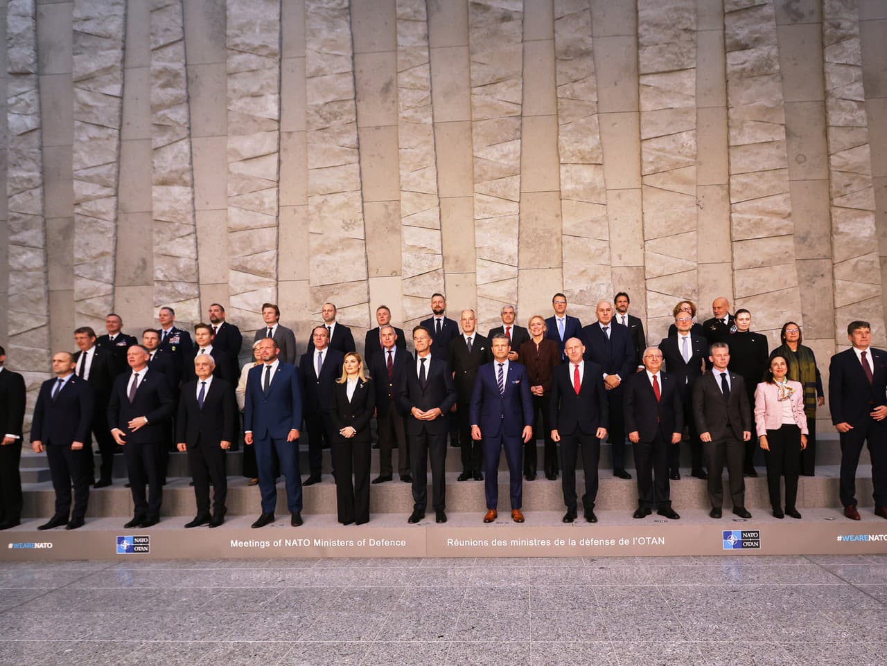 Generálny tajomník NATO Mark Rutte (uprostred vpredu) a slovenský minister obrany Robert Kaliňák (horný rad tretí sprava) počas stretnutia ministrov obrany krajín NATO v Bruseli