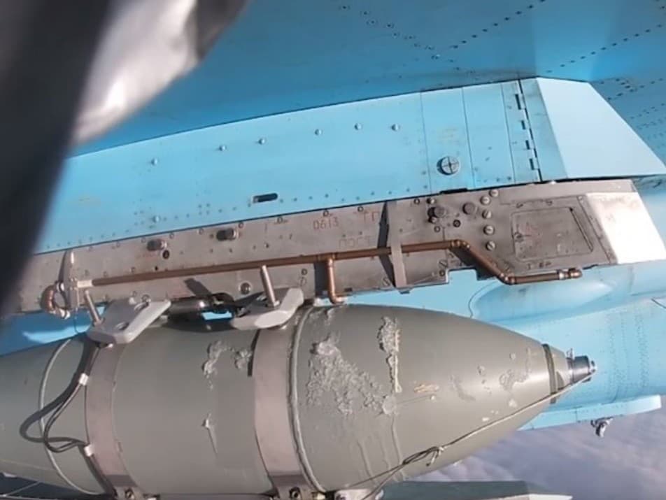 Sovietske rakety FAB-500 upevnené na ruskom bojovom lietadle.