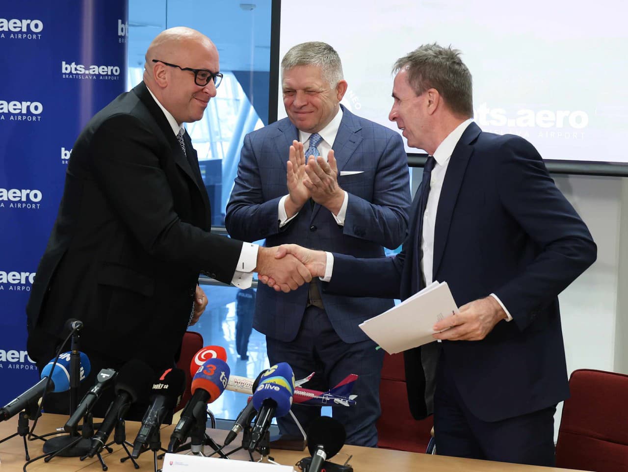 Robert Fico a minister dopravy Jozef Ráž na tlačovej konferencii na Letisku M. R. Štefánika v Bratislave