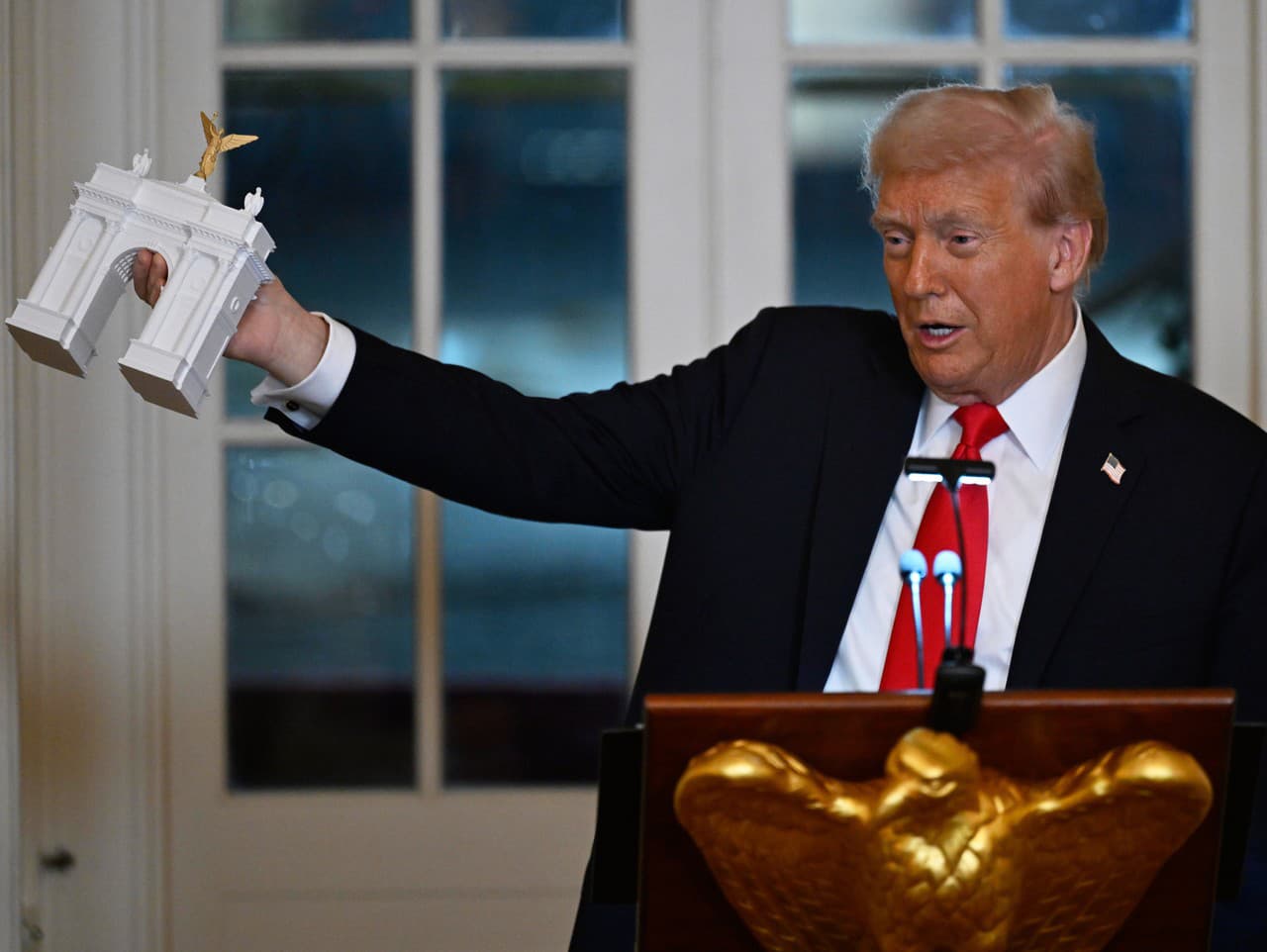 Americký prezident Donald Trump predstavuje maketu vlastného 