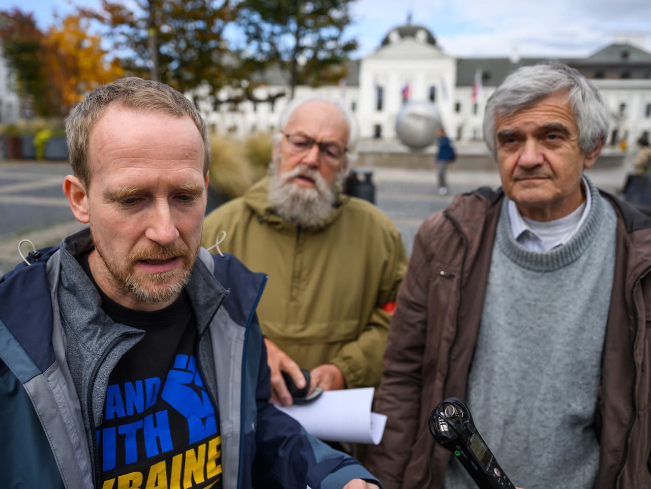 Zľava iniciátor výzvy Tomáš Tauber, predseda hnutia Human Peter Mariánek a aktivista Peter Tatar počas prezentácie verejnej výzvy známych osobností k zahraničnopolitickému smerovaniu SR