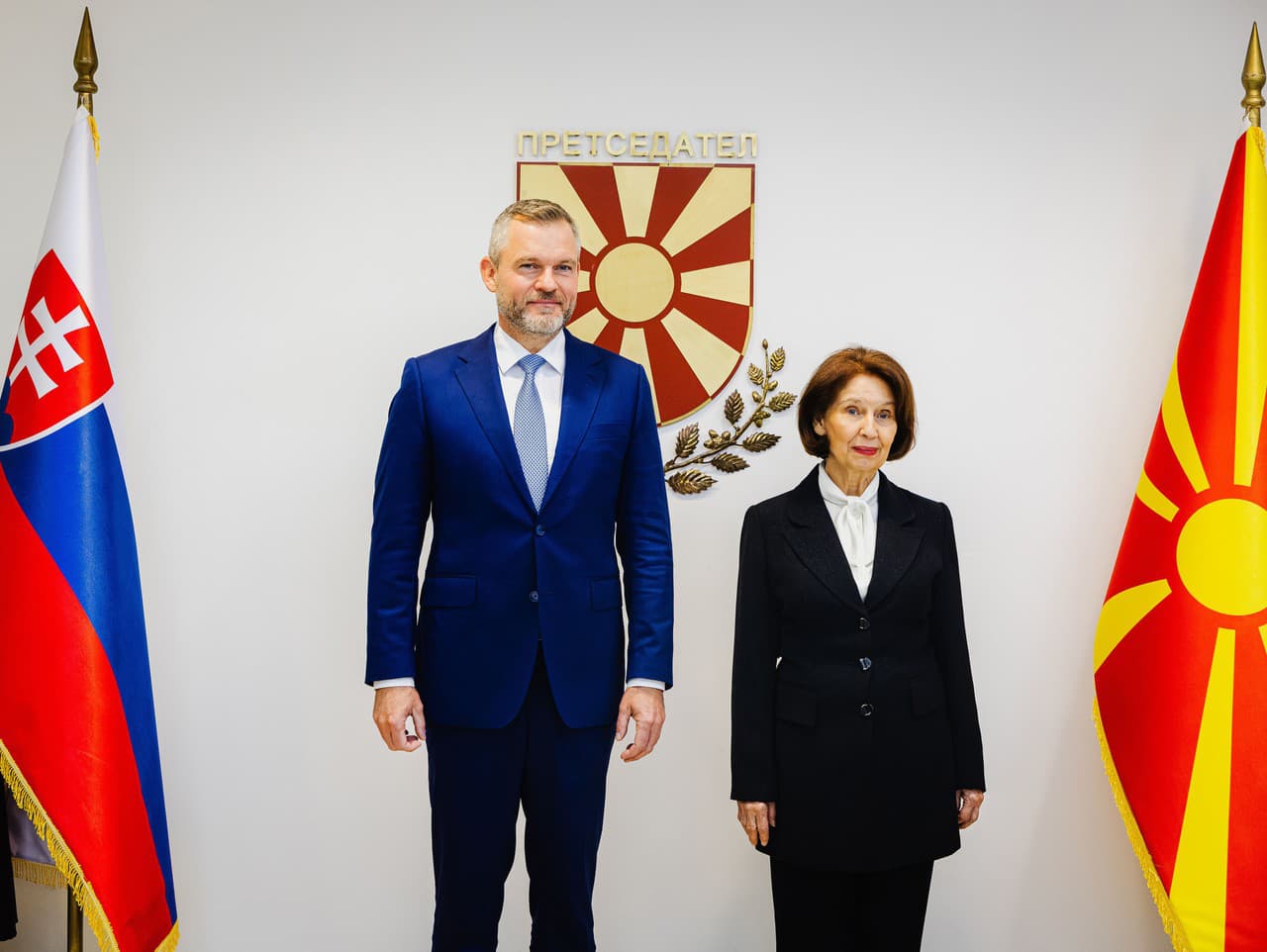 Prezident SR Peter Pellegrini (vľavo) a prezidentka Severného Macedónska Gordana Siljanovská-Davková pózujú počas ich stretnutia v meste Skopje