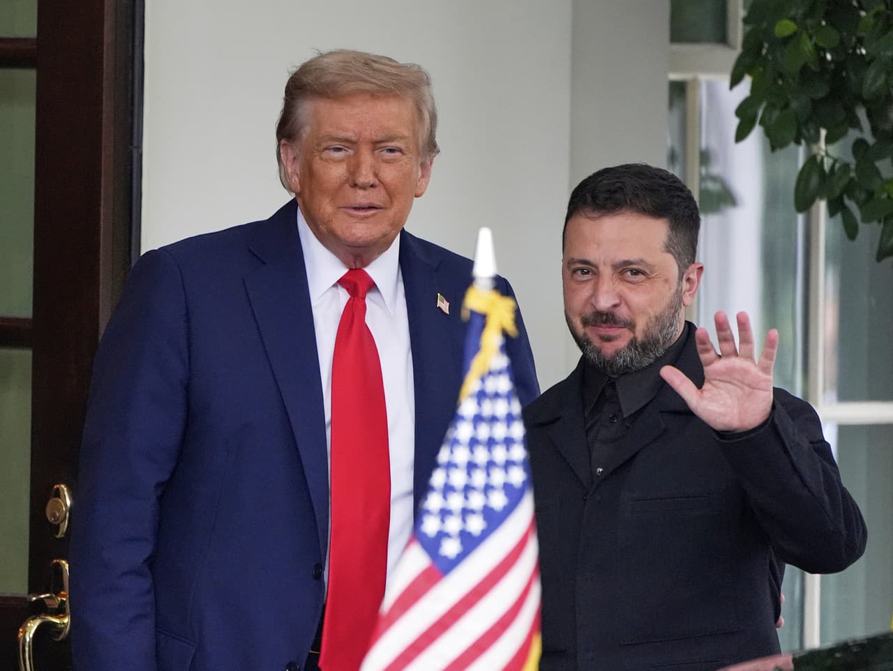 Americký prezident Donald Trump (vľavo) a ukrajinský prezident Volodymyr Zelenskyj sa vítajú v Bielom dome vo Washingtone.
