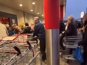 Pred českým Kauflandom sa tvoril dlhý rad už od skorých ranných hodín. Cukor bol za polovicu.