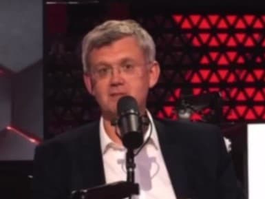 Propagandista Kremľa Sregej Mardan vo vlastnej relácii na ruskej štátnej televízii. 