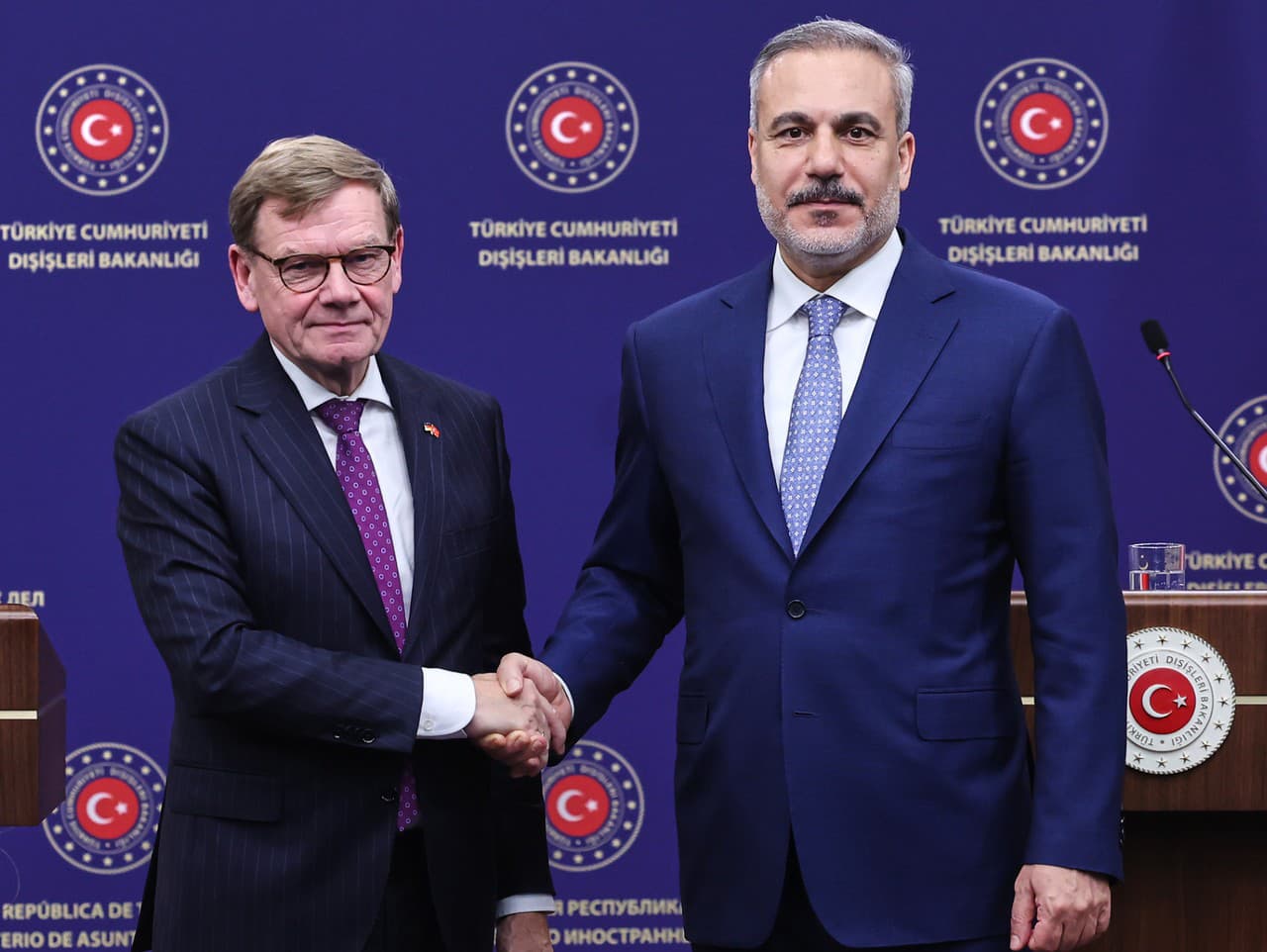 nemecký minister zahraničných vecí Johann Wadephul (vľavo) počas spoločnej tlačovej konferencie so svojím tureckým rezortným partnerom Hakanom Fidanom (vpravo)