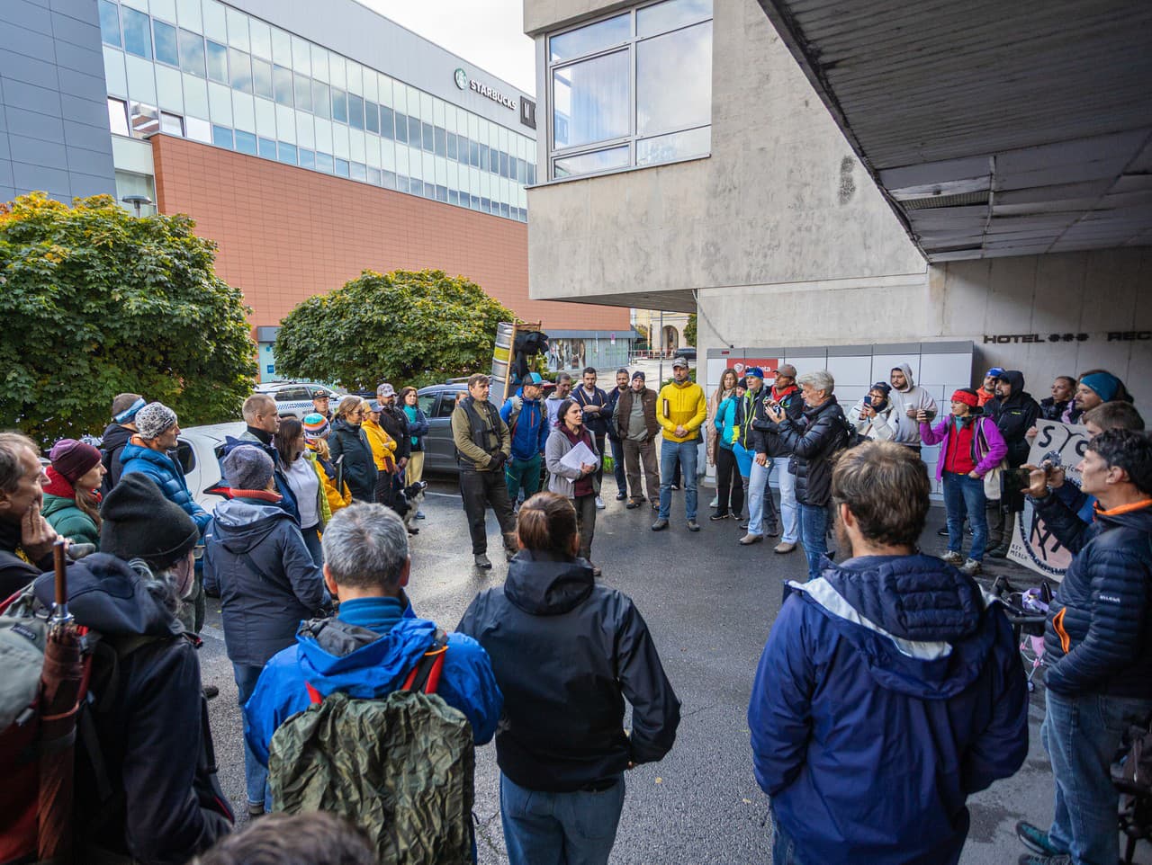 účastníci tichého protestného zhromaždenia ako súčasť odovzdania petície za odvolanie súčasného predsedu Klubu slovenských turistov