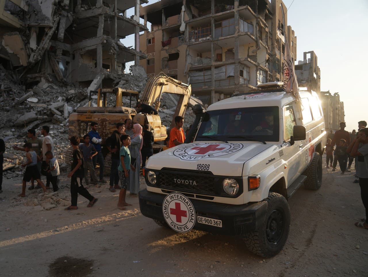 Vozidlo Červeného kríža prichádza na miesto, kde členovia militantnej skupiny Hamas hľadajú telá rukojemníkov v oblasti Chán Júnis v meste Hamad v južnej časti pásma Gazy.