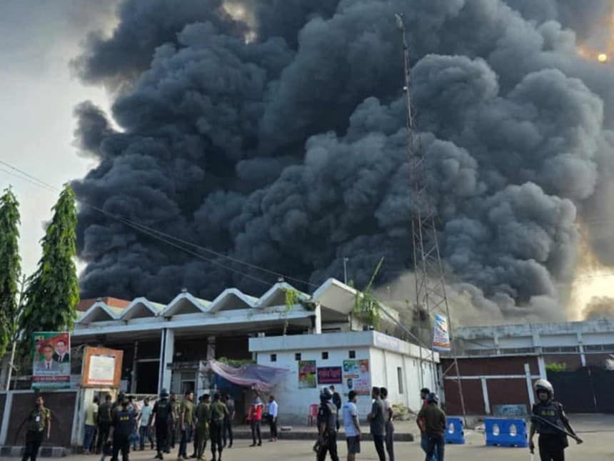 V nákladnom termináli medzinárodného letiska v bangladéšskej Dháke vypukol požiar.