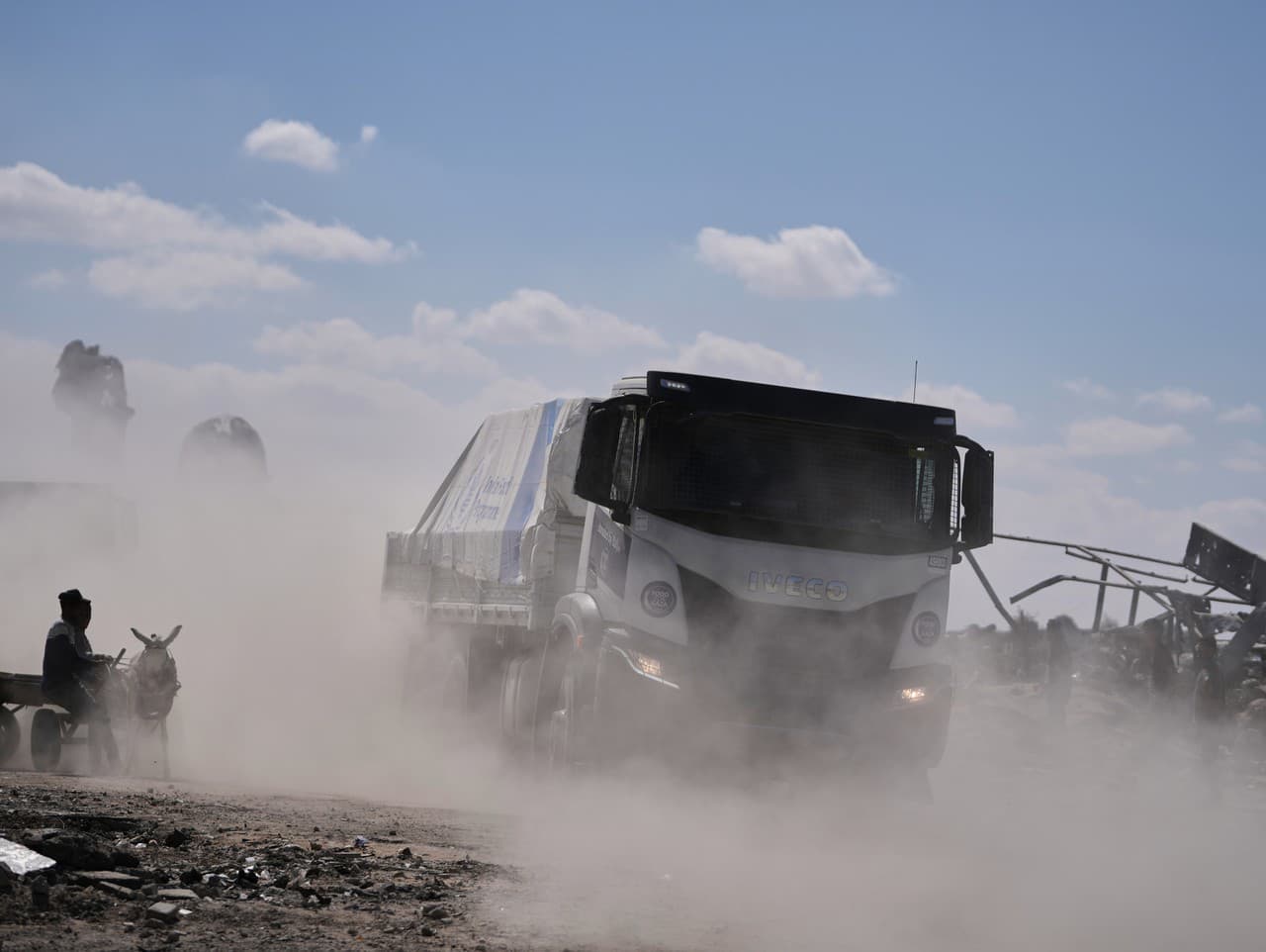 Nákladné autá s humanitárnou pomocou Svetového potravinového programu World Food Programme (WFP) pre Gazu jazdia cez mesto Chán Júnis, na juhu Pásma Gazy