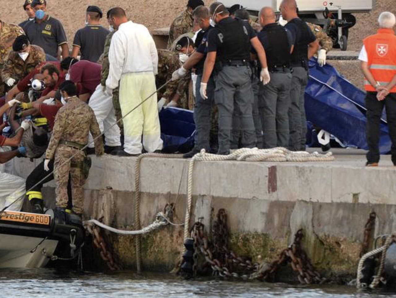 Talianska pobrežná stráž zachránila 91 ľudí z lode prevážajúcej migrantov