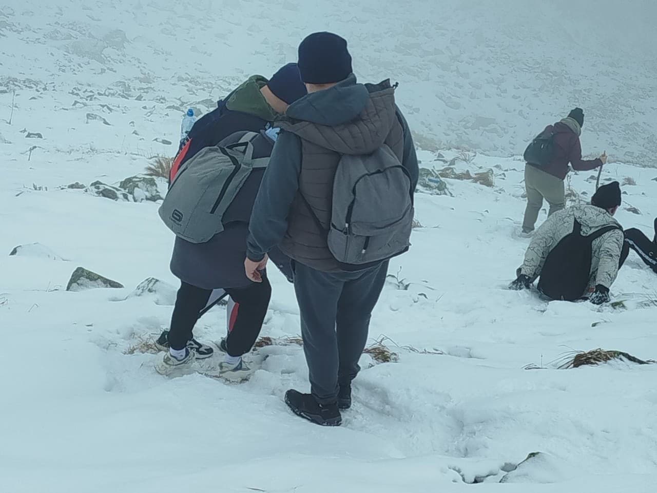 Skupinka turistov smerovala v botaskách na sedlo Zawrat