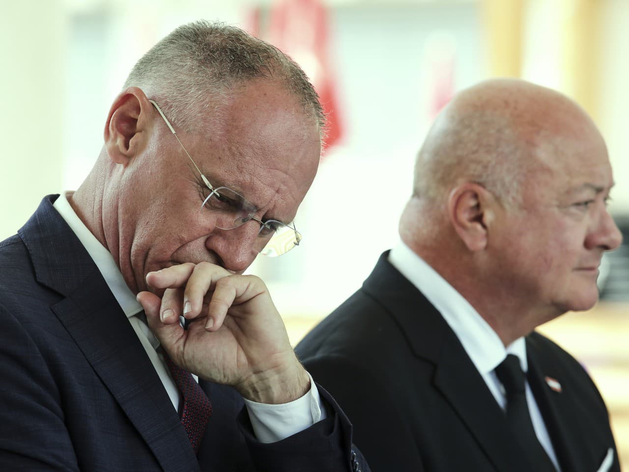 Minister vnútra Rakúska Gerhard Karner (vľavo) a rakúsky kancelár Christian Stocker