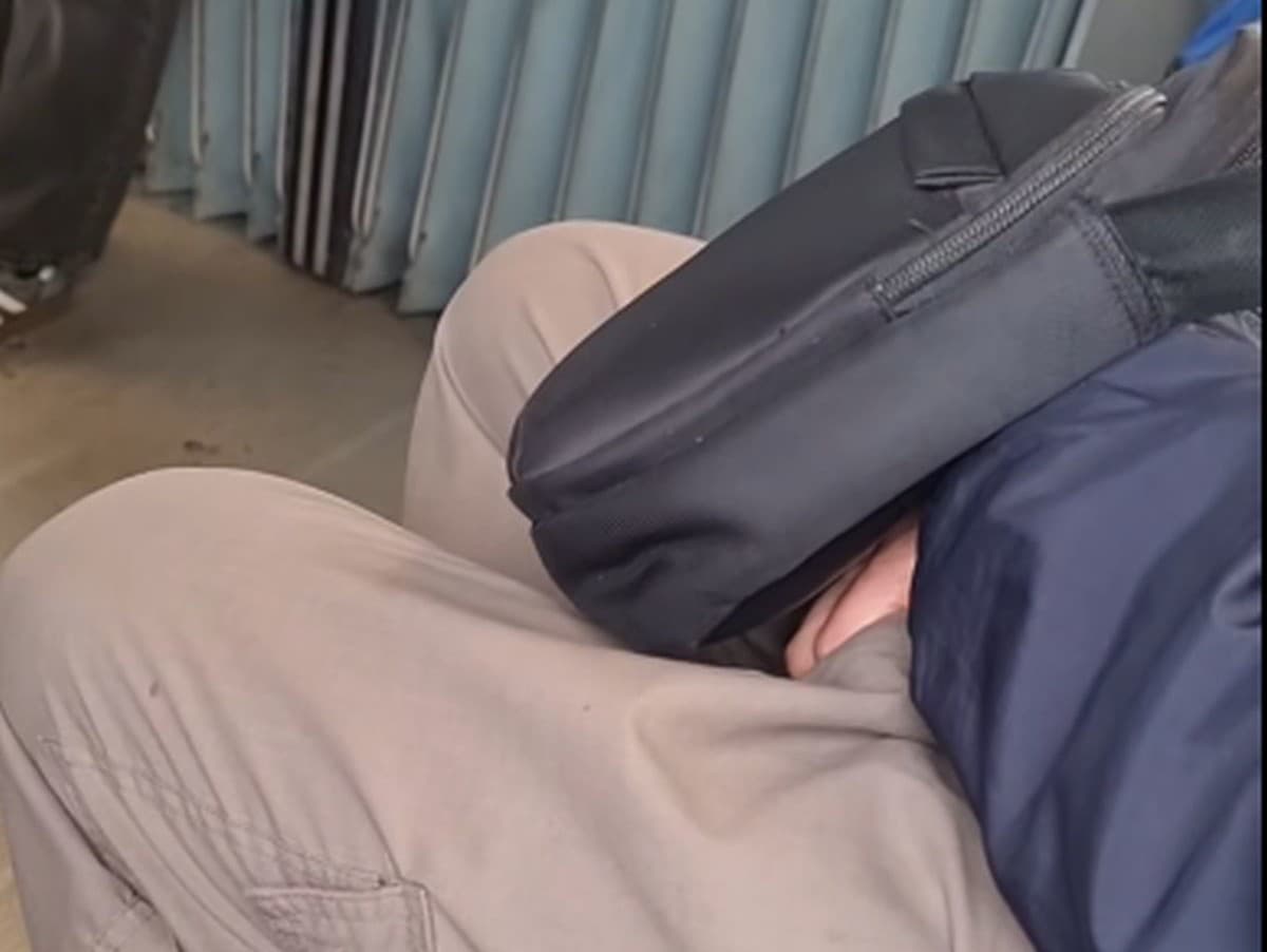 Muž sa uspokojoval priamo vedľa cestujúcej.