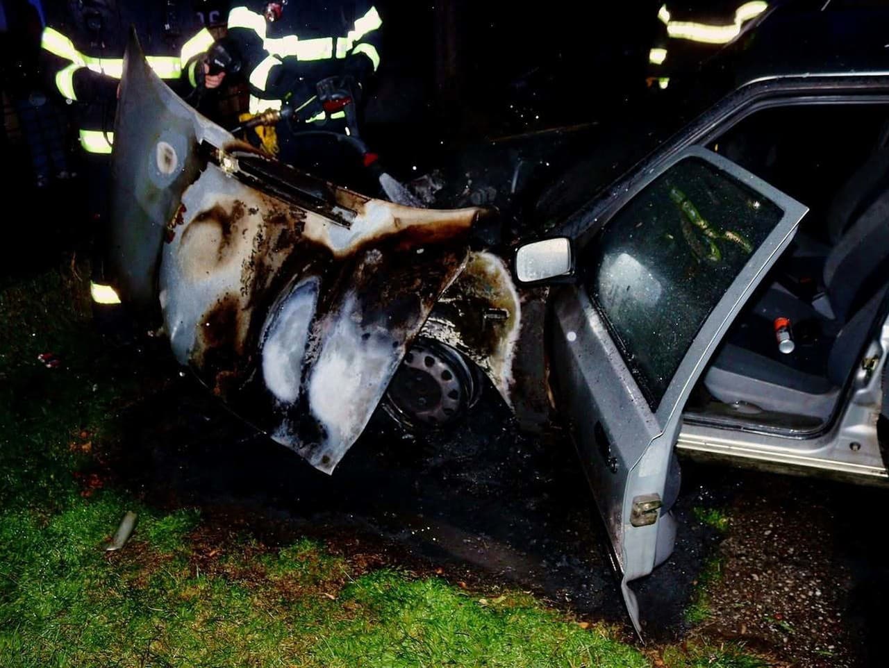 Skorý ranný požiar auta v Galante.