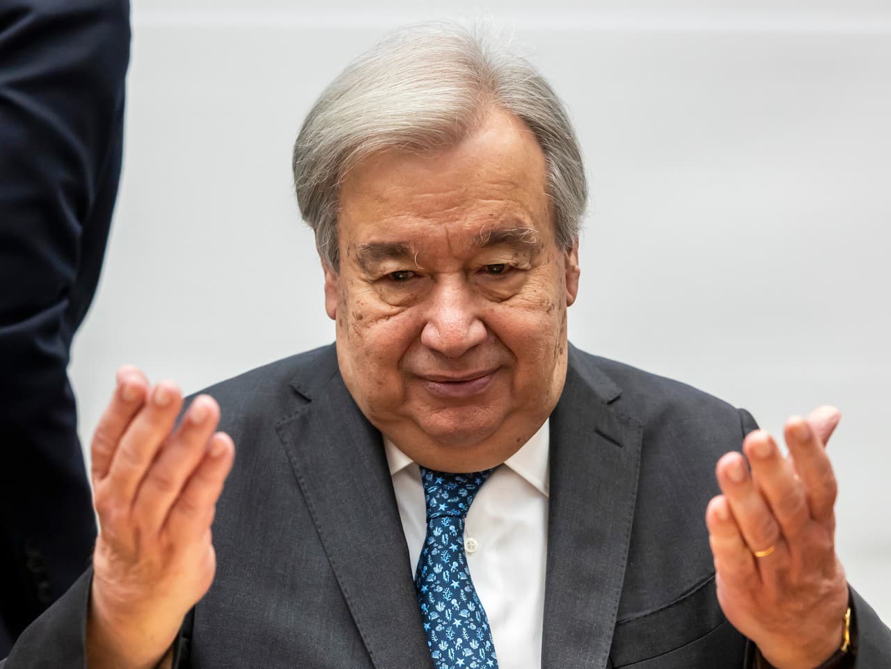 Generálny tajomník Organizácie Spojených národov (OSN) António Guterres gestikuluje pred prejavom v Ženeve vo Švajčiarsku.