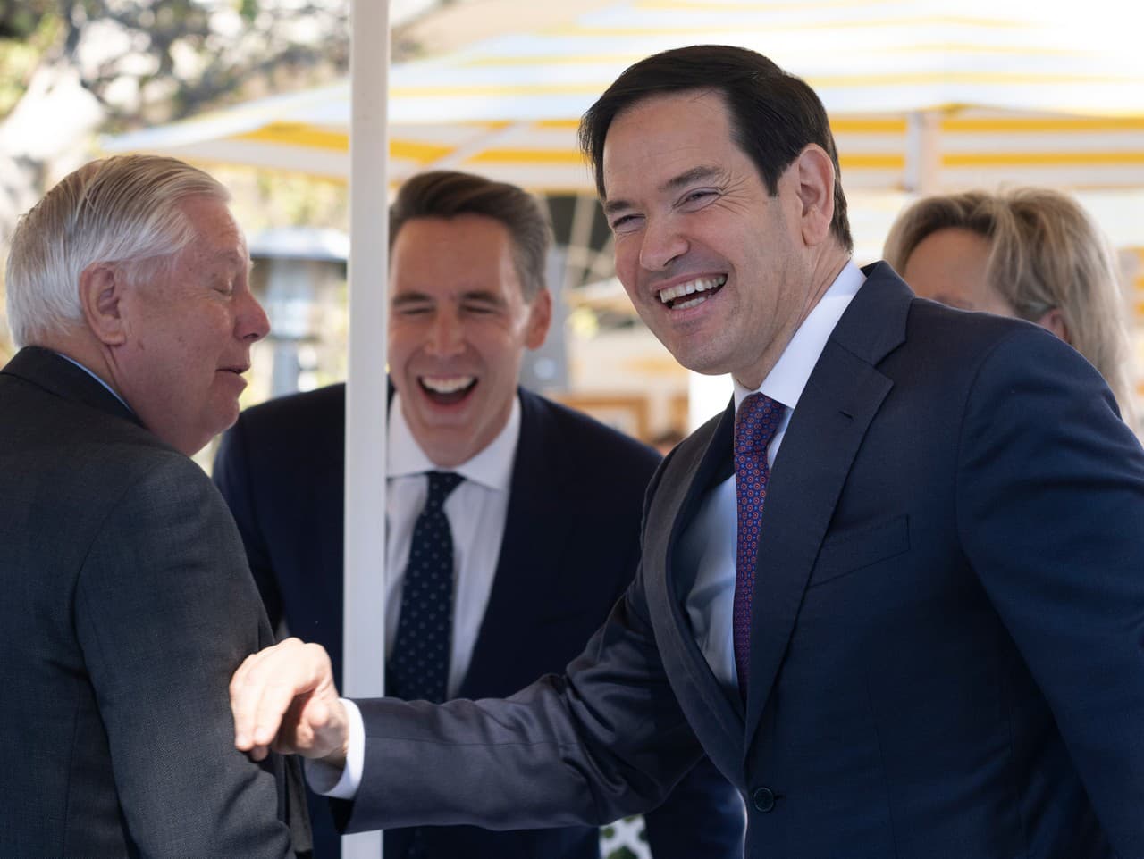 Zľava Lindsey Graham, republikán za Južnú Karolínu, senátor Josh Hawley, republikán za Missouri, a minister zahraničných vecí Marco Rubio, vpravo, sa rozprávajú počas obeda, ktorý usporiadal prezident Donald Trump na terase Ružovej záhrady v Bielom dome.