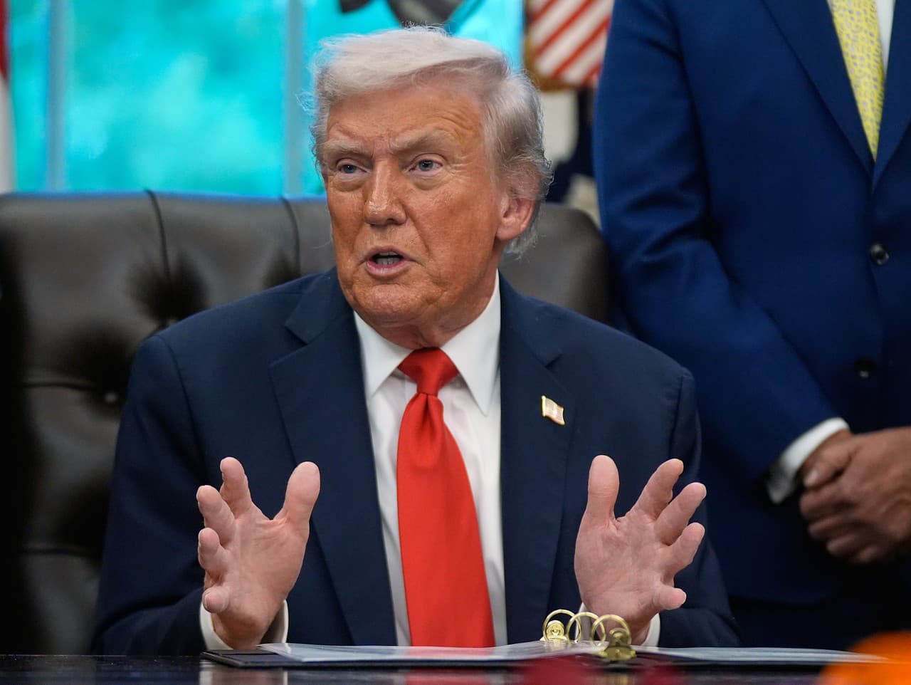 Prezident USA Donald Trump počas brífingu v Oválnej pracovni Bieleho domu