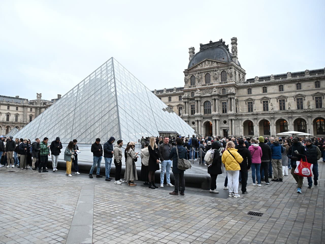 Ľudia čakajú v rade na vstup do múzea Louvre, ktoré zostalo nakoniec v pondelok zatvorené po nedeľnej krádeži vzácnych šperkov