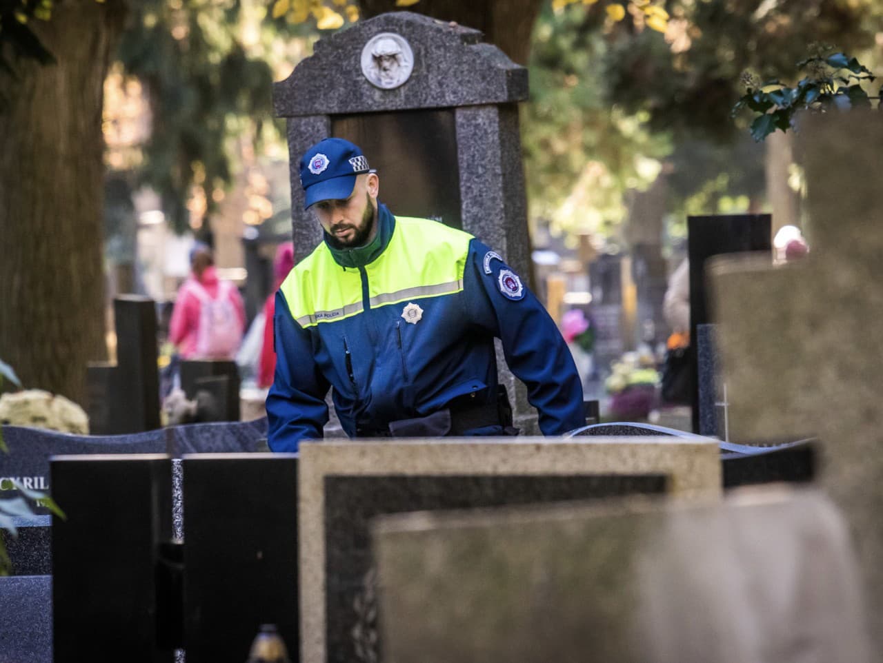 Mestská polícia Bratislavav týchto dňoch posilňuje dohľad v okolí cintorínov