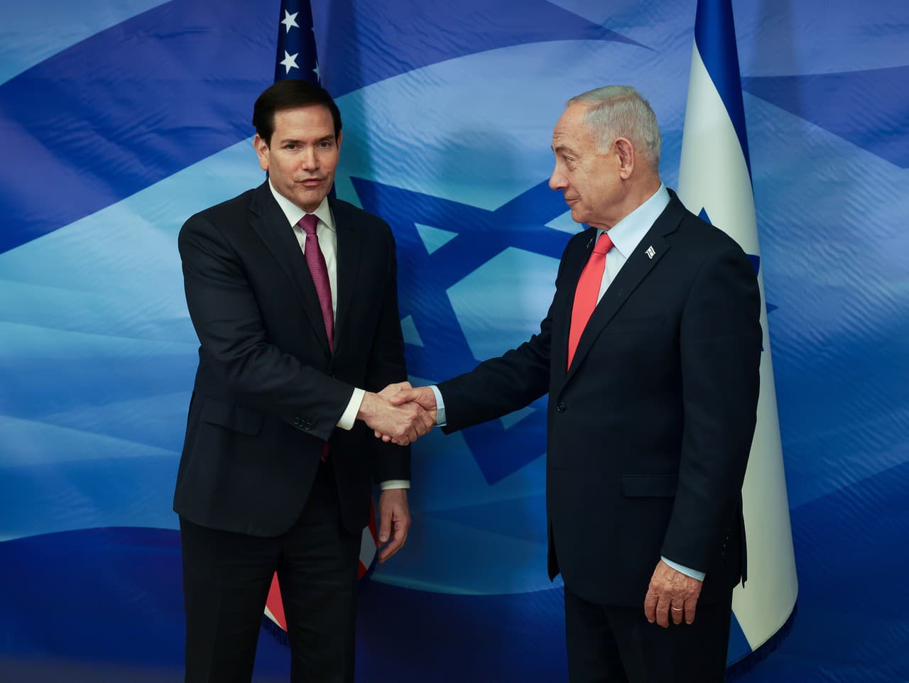 Americký minister zahraničných vecí Marco Rubio (vľavo) si podáva ruku s izraelským premiérom Benjaminom Netanjahuom.