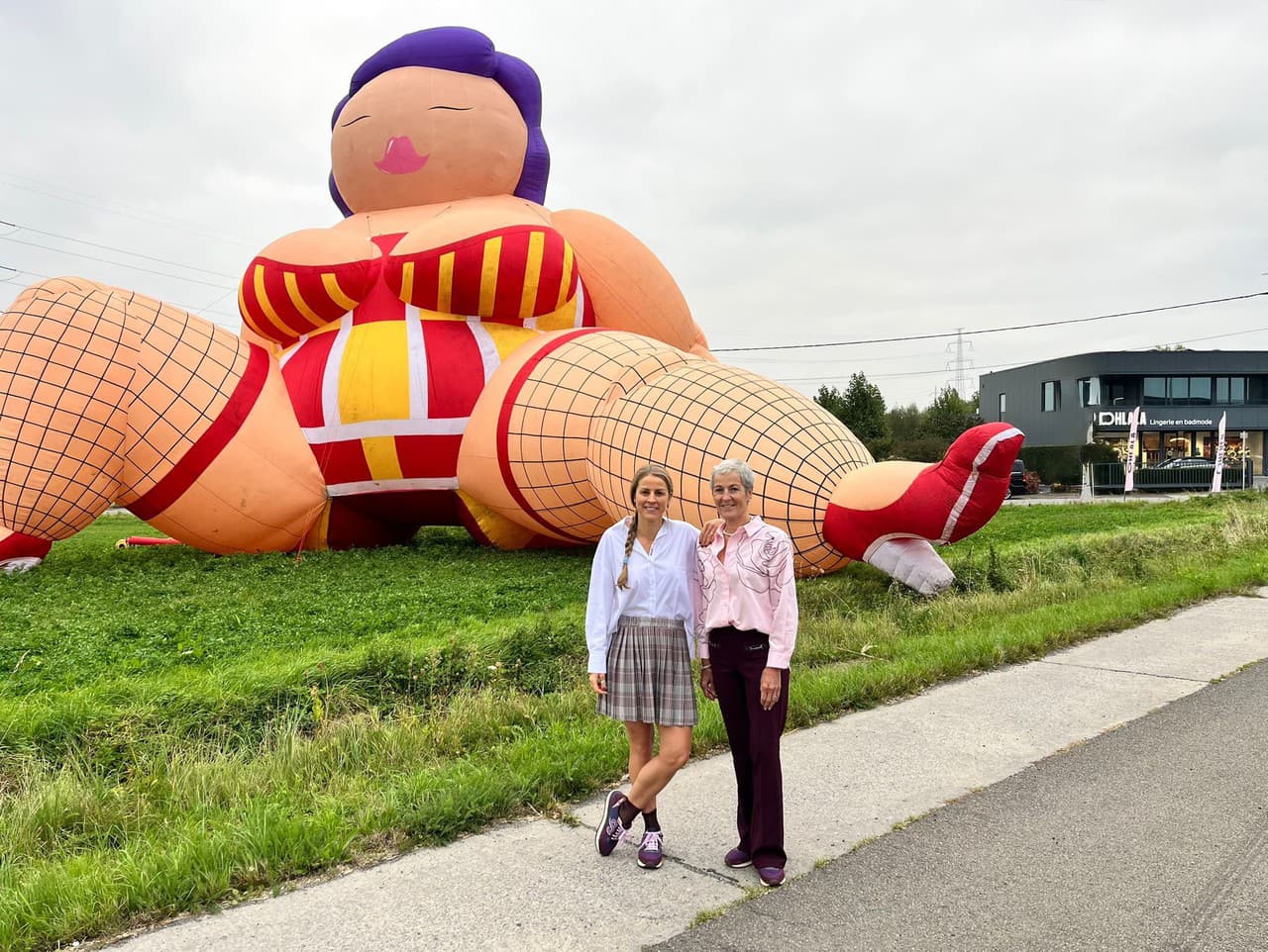 Obrovská nafukovacia panna vyvolala chaos v belgickej dedine.