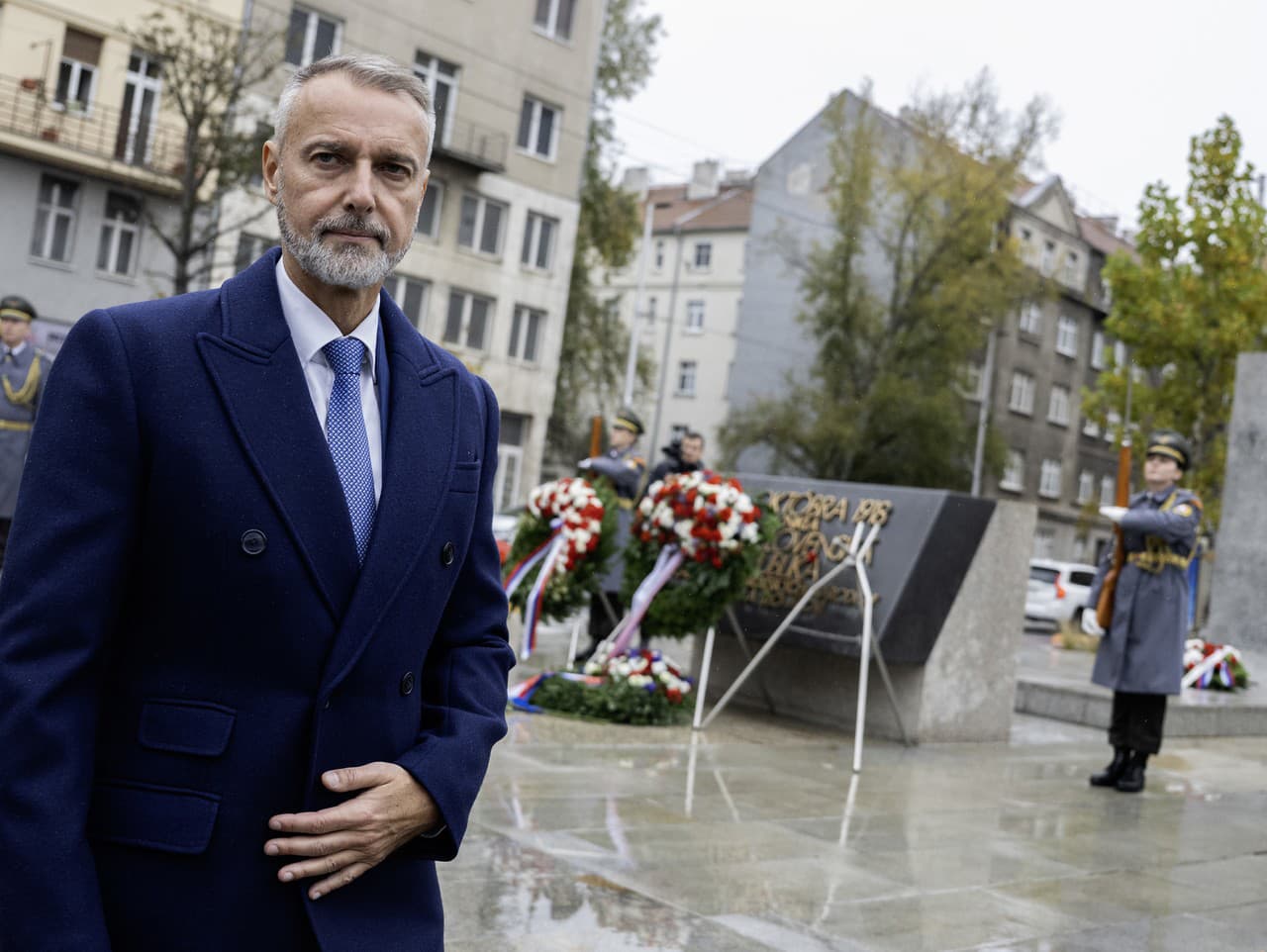 Predseda Národnej rady SR Richard Raši (Hlas-SD) položil veniec k Pamätníku československej štátnosti pri príležitosti 107. výročia vzniku Československej republiky (ČSR) na Vajanského nábreží v Bratislave.