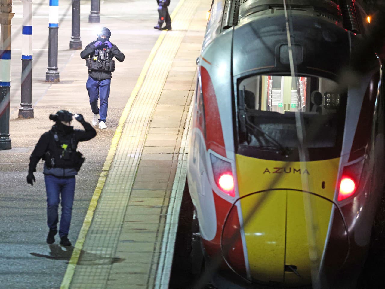 Útok nožom vo vlaku pri britskom meste Huntingdon. Polícia zadržala dvoch páchateľov, jedného po výsluchu už prepustila. 