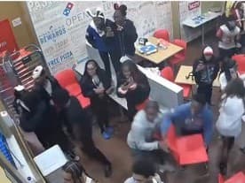 V miestnej pizzerii v New Jersey napadli mladíci policajta. Hodili do neho stoličku