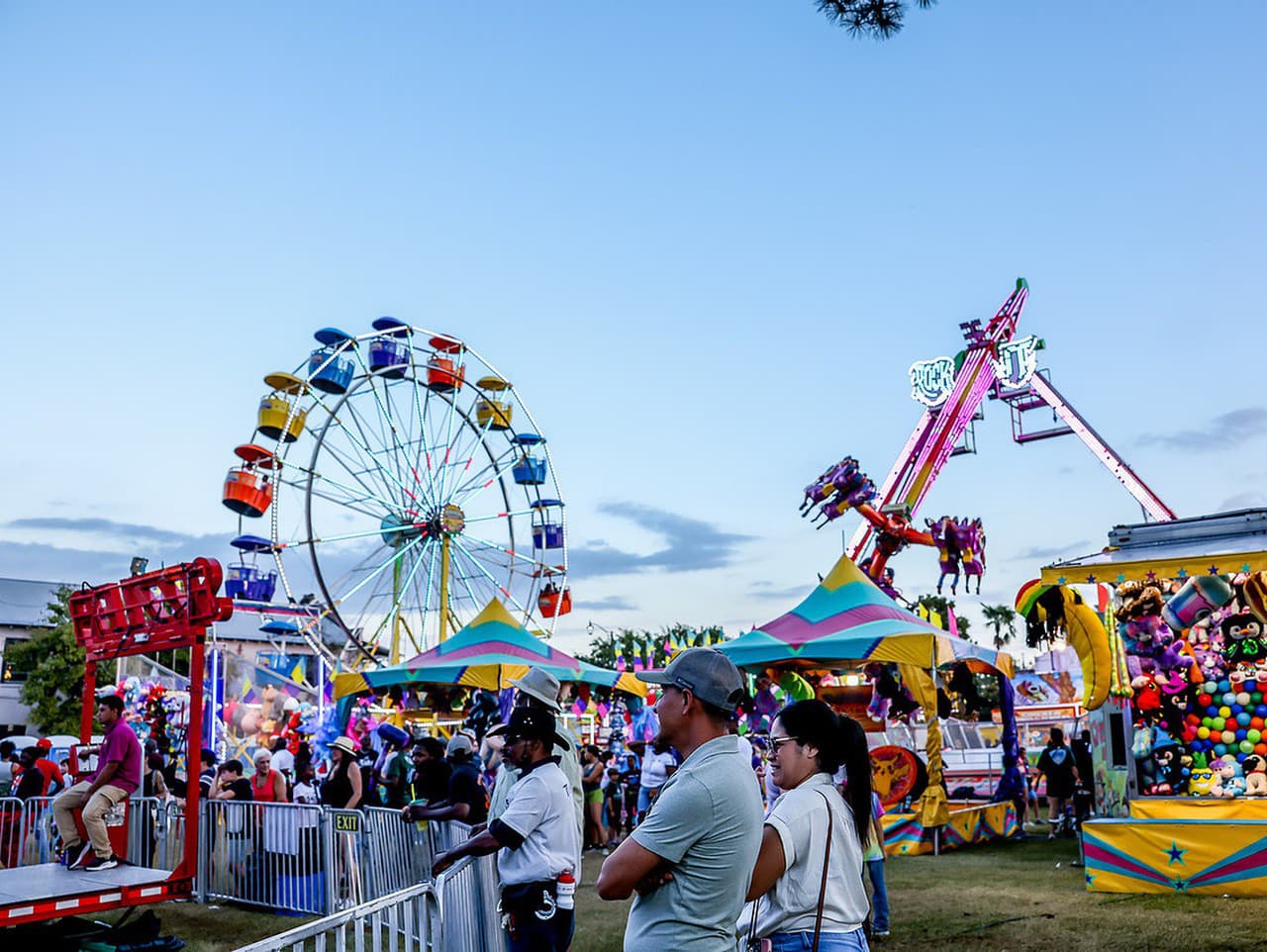 Na festivale v New Roads (USA) došlo k nešťastiu, keď dve dievčatá vypadli z kabínky ruského kola. 