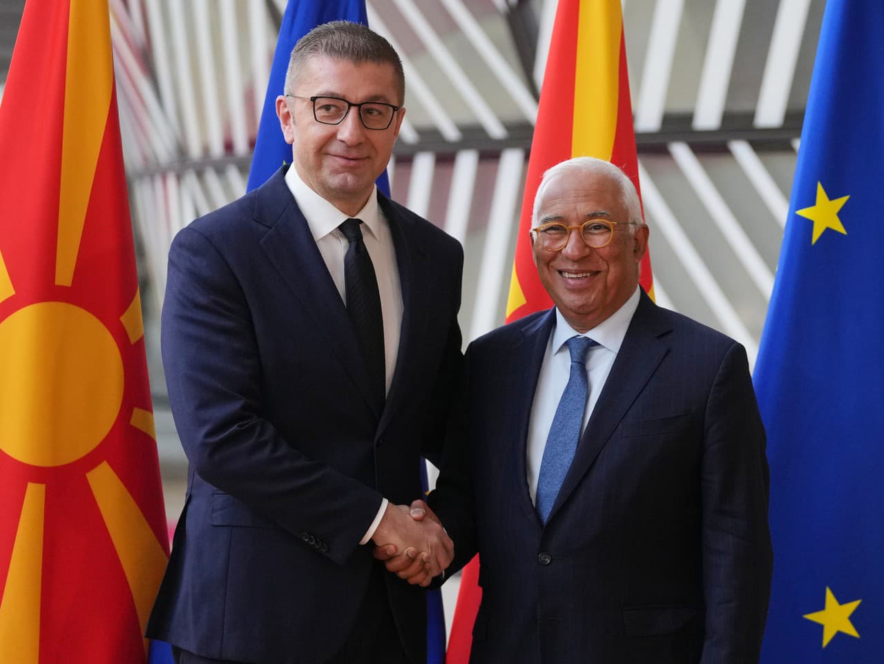 Predseda Európskej rady António Costa (vpravo) si podáva ruku s premiérom Severného Macedónska Hristijanom Mickoskim.