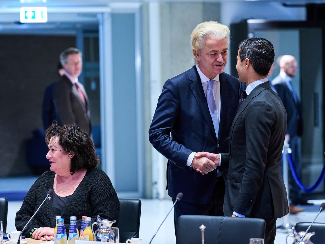 Líder sociálnoliberálnej strany Demokrati 66 (D66) Rob Jetten (vpravo) a šéf holandskej protiimigračnej Strany za slobodu (PVV) Geert Wilders si podávajú ruky pred stretnutím s predsedom holandskej Druhej komory Martinom Bosmom v Haagu.