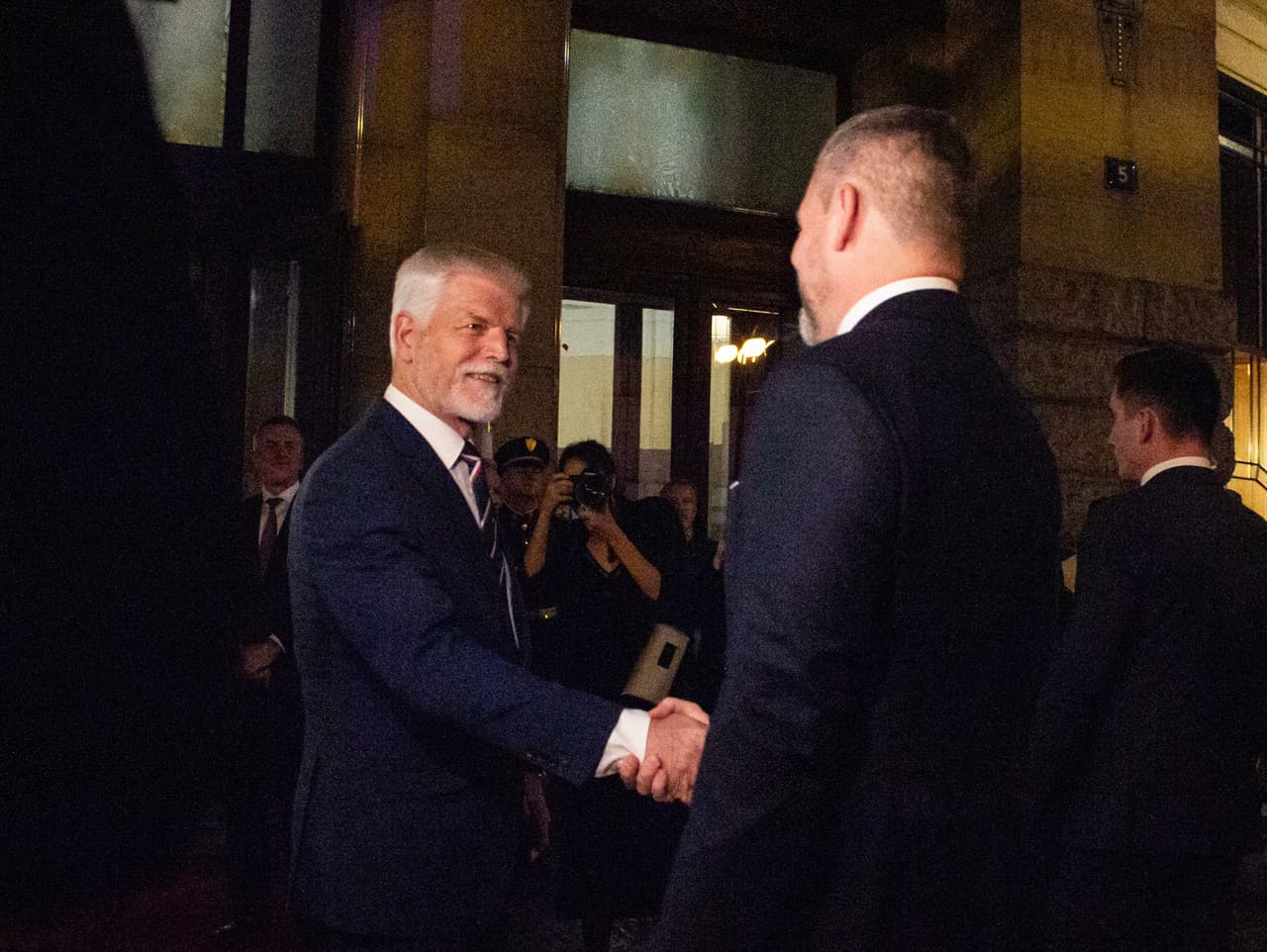Na snímke český prezident Petr Pavel (vľavo) a slovenský prezident Peter Pellegrini sa vítajú pred Obecným domom v Prahe, kde sa uskutoční slávnostný koncert Štátnej filharmónie Košice.