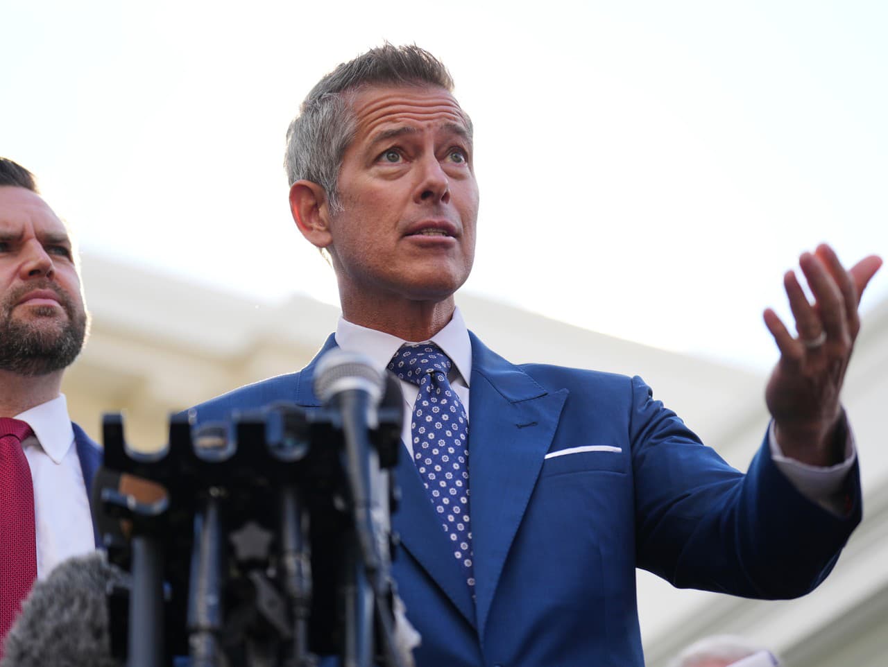 Minister dopravy USA Sean Duffy reční po boku viceprezidenta J. D. Vancea.