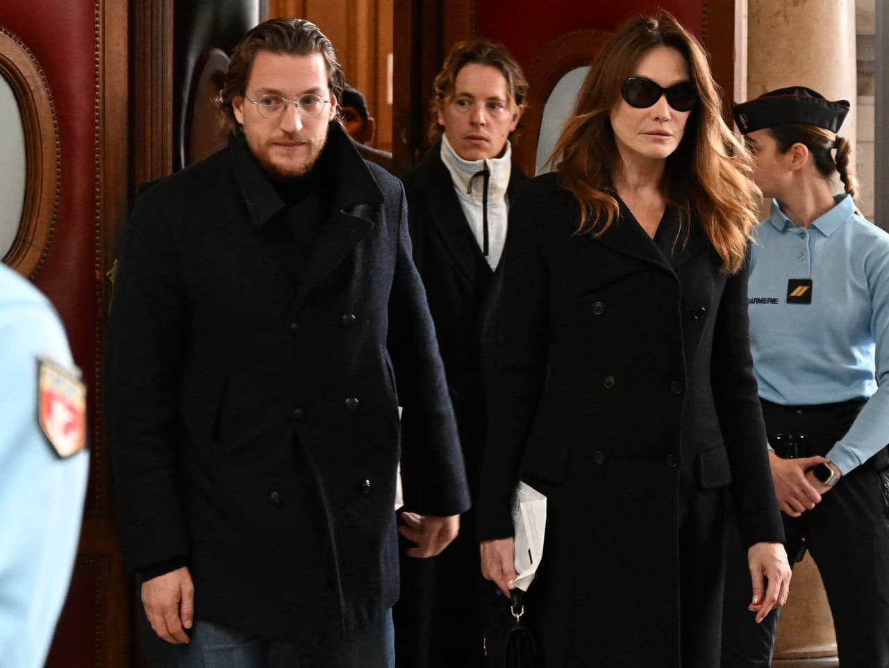 Carla Bruniová-Sarkozyová, manželka bývalého francúzskeho prezidenta Nicolasa Sarkozyho a jeho syn Jean Sarkozy odchádzajú zo súdu v Paríži v pondelok 10. novembra 2025