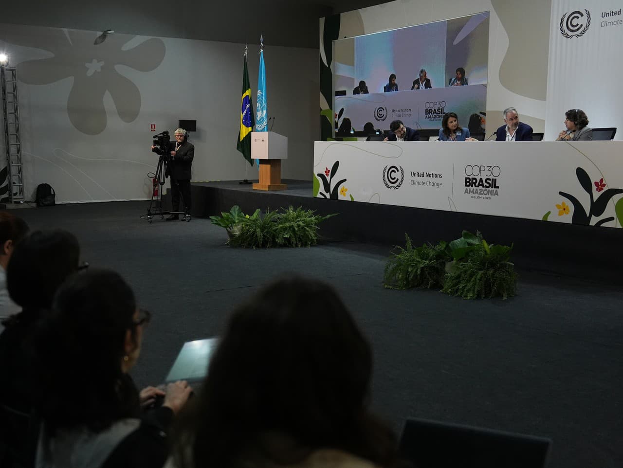 Ana Toni (generálna riaditeľka COP30) a André Corrêa do Lago (prezident COP30) na tlačovej konferencií počas klimatického summitu OSN COP30 v Beleme v Brazílii