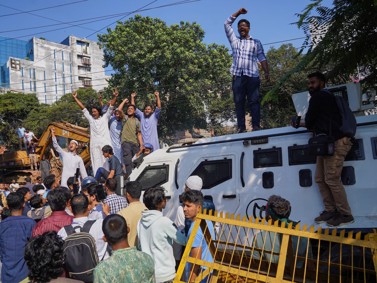 Na snímke ľudia vykrikujú slogany počas protestu pred očakávaným verdiktom proti expremiérke Hasíne Vadžídovej v Dháke.