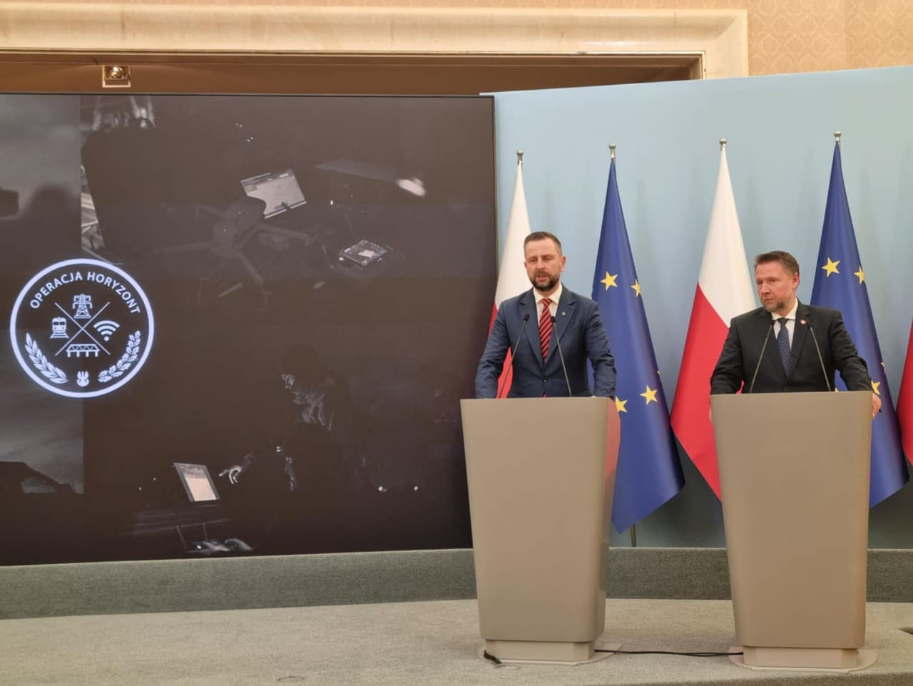 Na snímke zľava poľský minister obrany Wladyslaw Kosiniak-Kamysz a poľský minister vnútra Marcin Kierwiňski počas tlačovej konferencie k spusteniu operácie Horyzont vo Varšave.