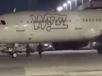 Dvaja pasažieri sa rozbehli za lietadlom priamo na dráhu.