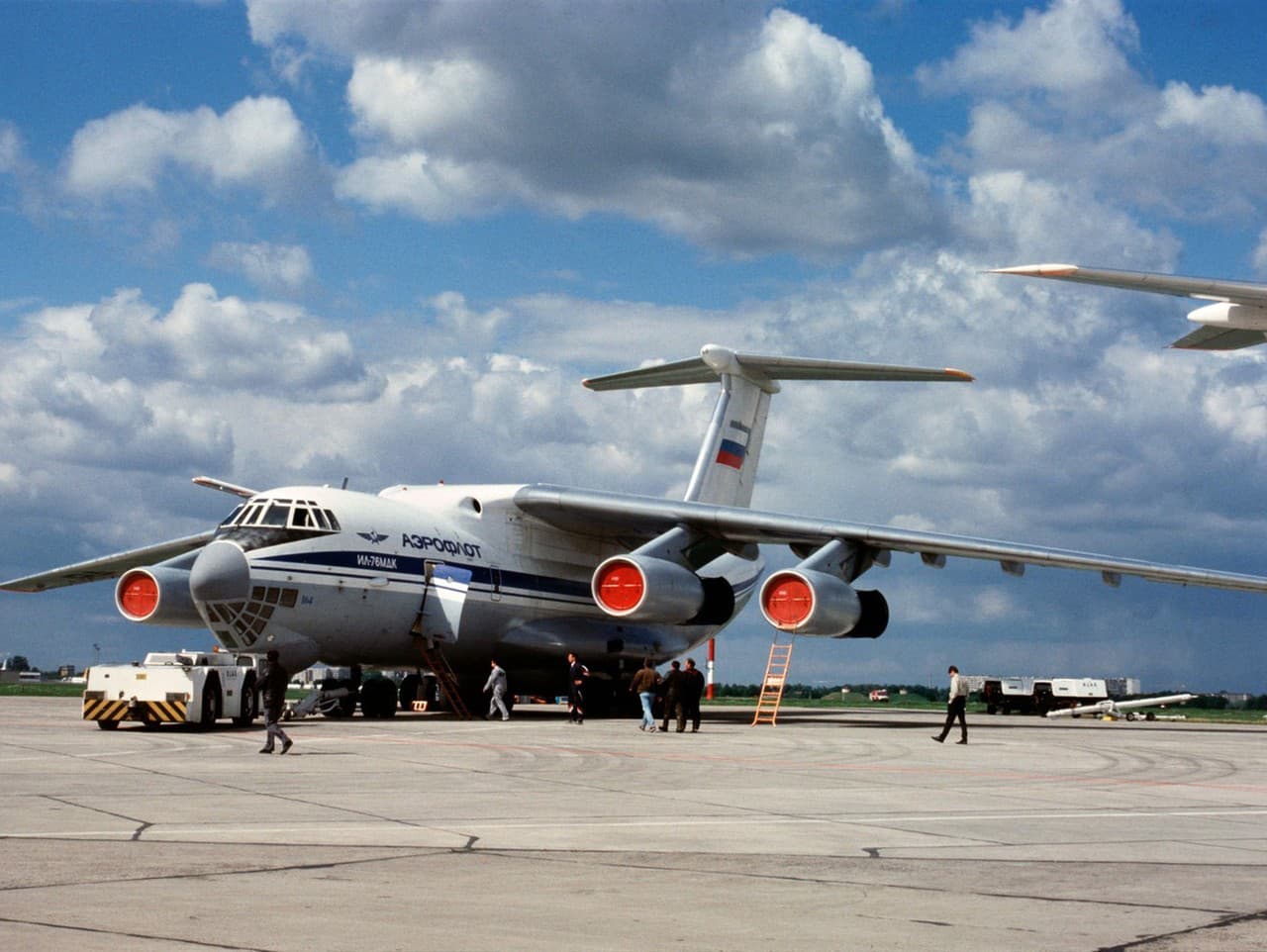 Na obrázku je stroj Il-76, na ktorého základe bol postavený A-60.