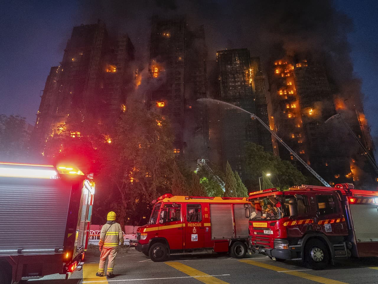 Hasiči zasahujú počas požiaru výškového obytného komplexu v mestskej štvrti Tchaj Po na severe Hongkongu.