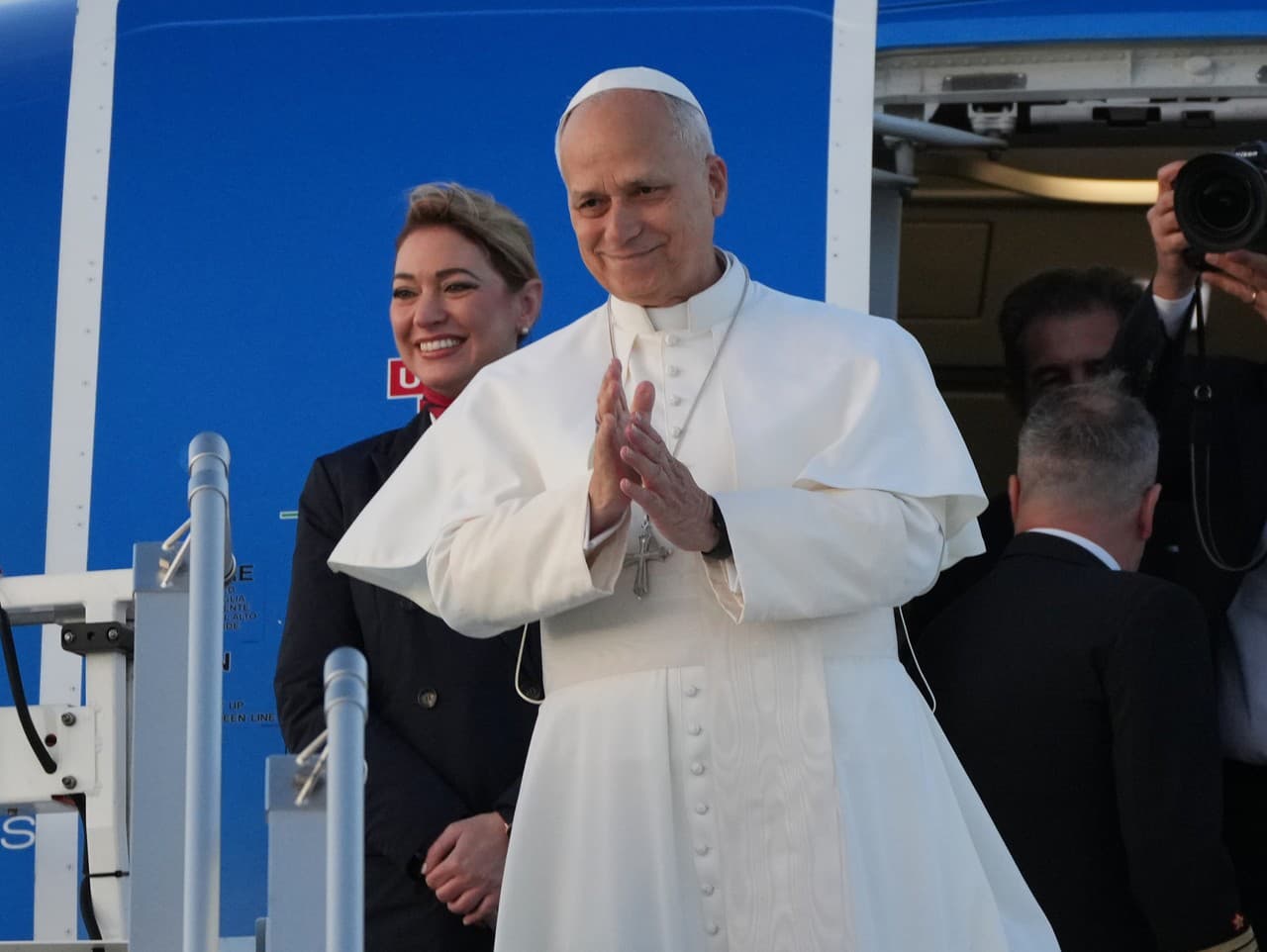 Pápež Lev XIV. nastupuje do lietadla na rímskom letisku Fiumicino, ktorým odletí na šestdňovú návštevu Turecka a Libanonu.